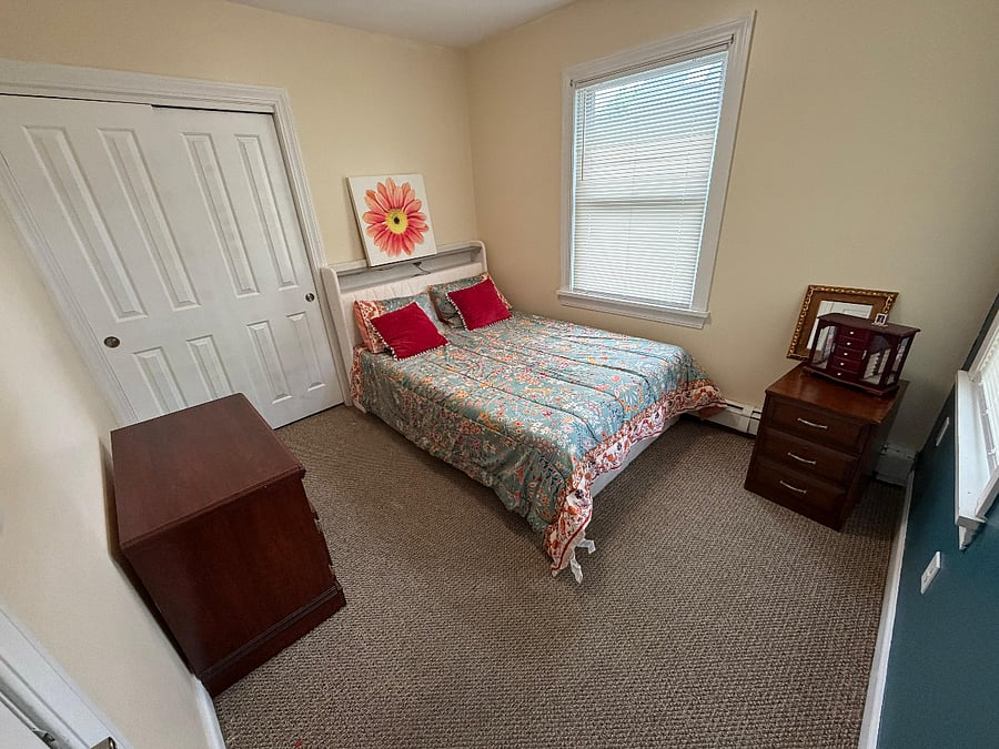Bedroom (back)