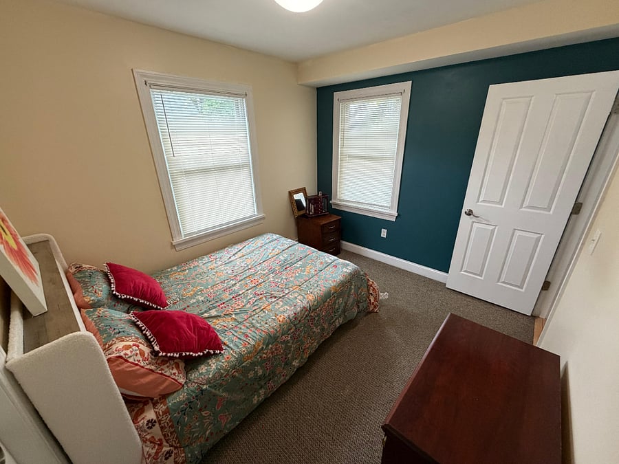 Bedroom (back)