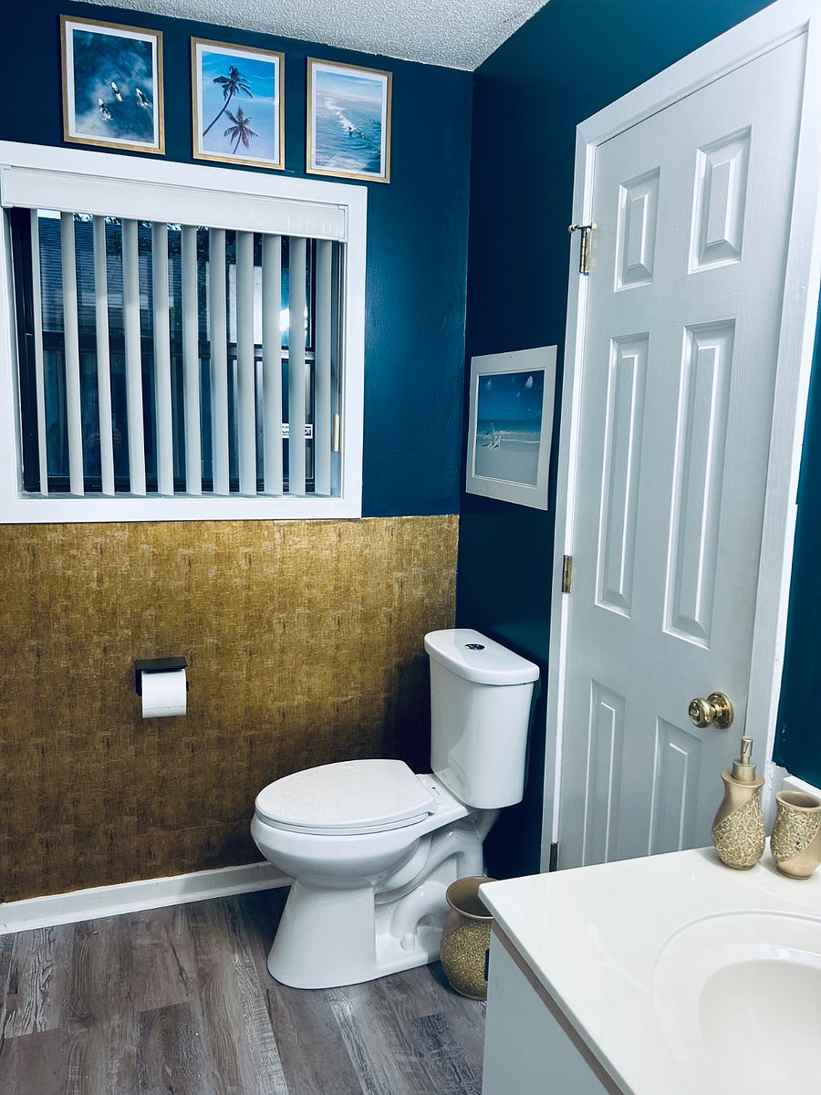 Bathroom with access from queen bedroom or hallway