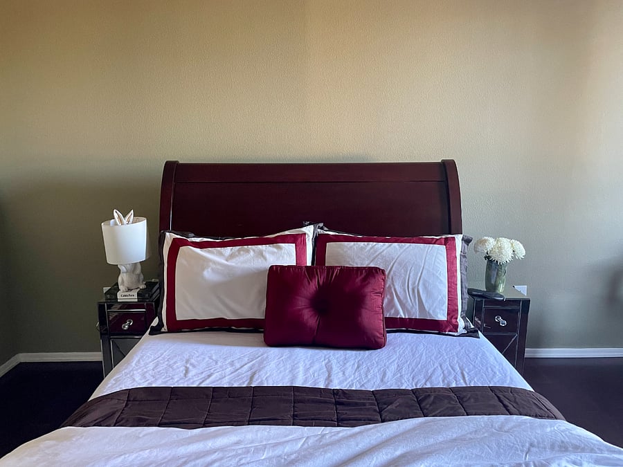 Queen sized sleigh bed.