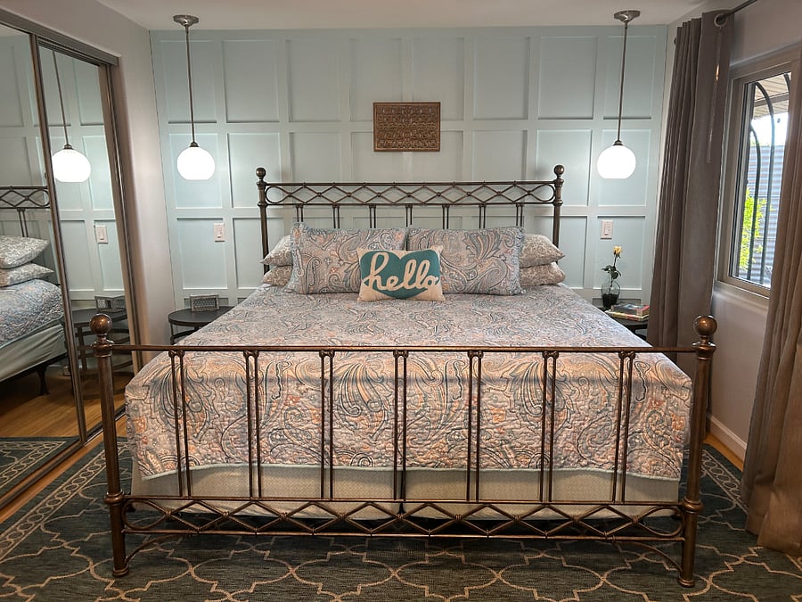 King bed with 2 sets of linens