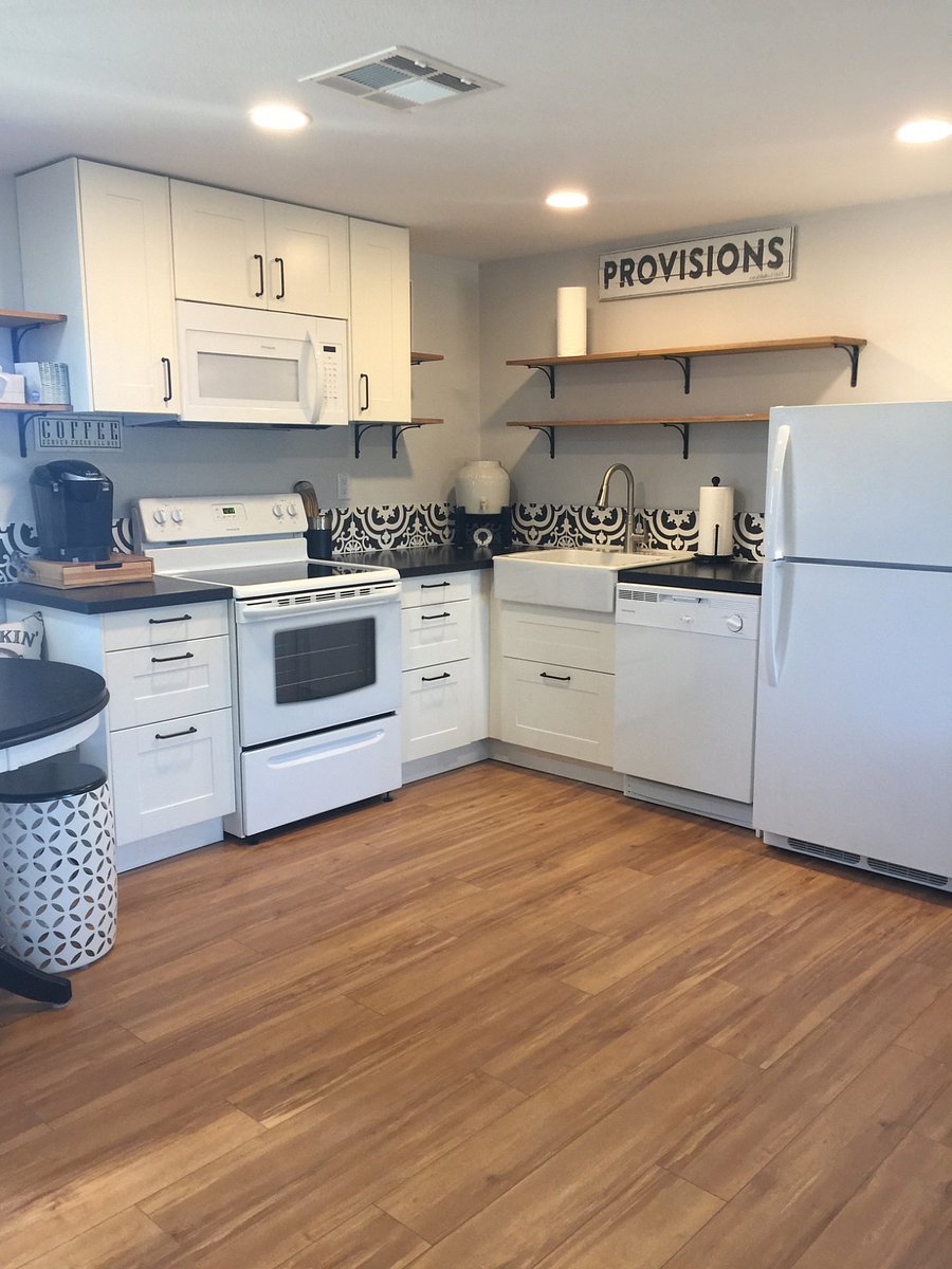 Full kitchen, full size appliances