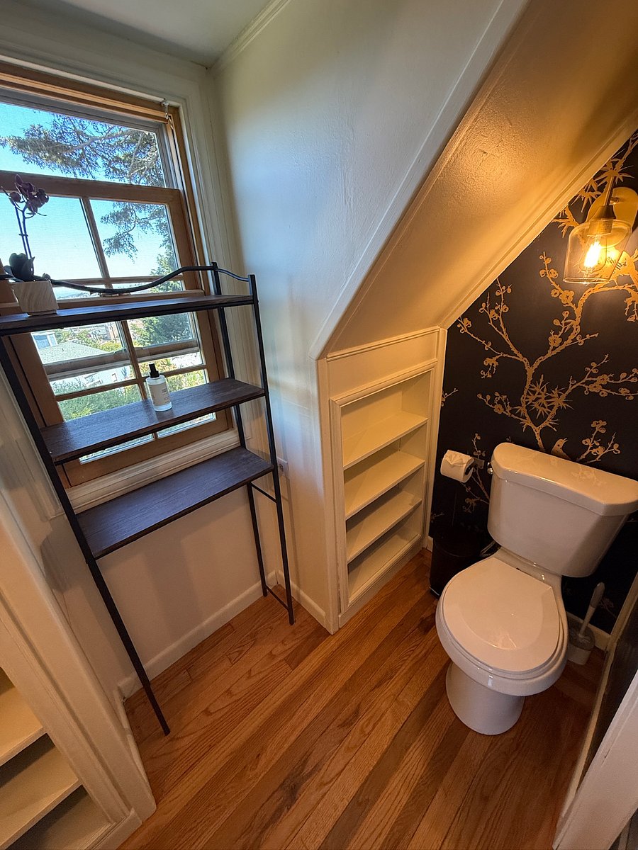 Upstairs 1/2 Bath