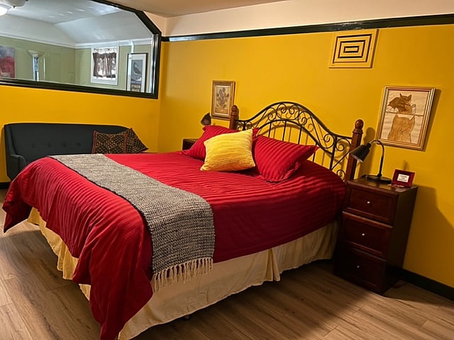Middle bedroom.