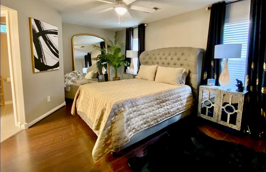 Master bedroom. Queen bed.