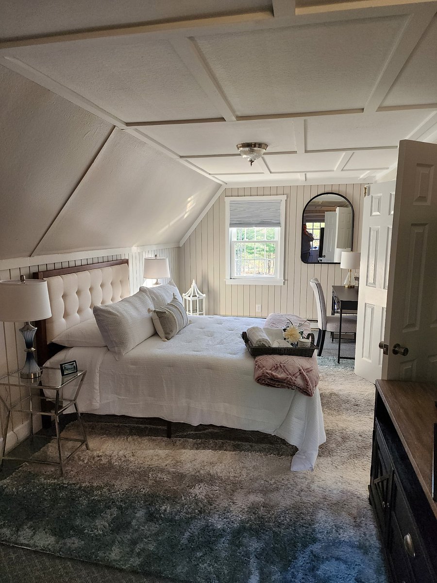 Large furnished private bedroom 