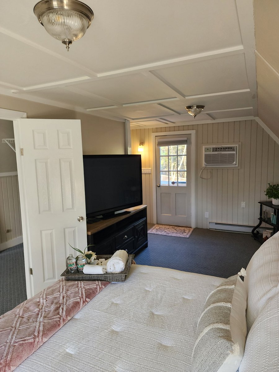 Large furnished private bedroom 