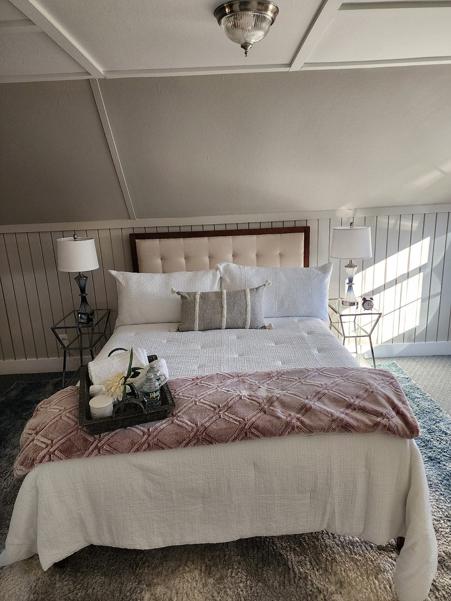 Large furnished private bedroom 