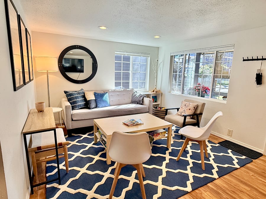 Living room - come together and plan your next Seattle adventure or Netflix & Chill!