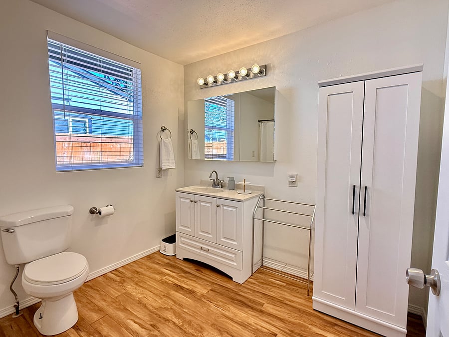 Large bathroom with storage and tub/shower combination