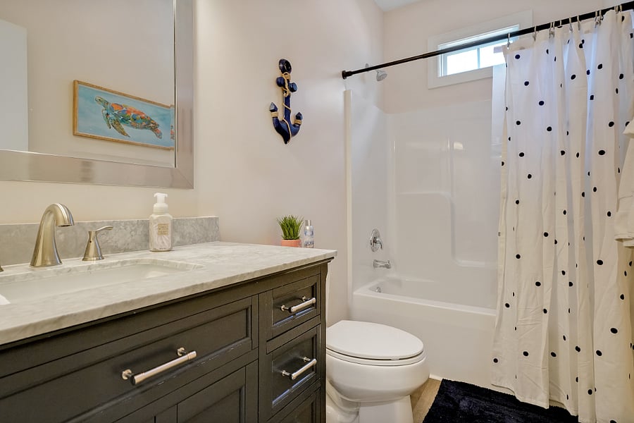Second full bathroom - off hallway.