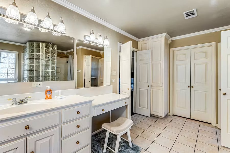 Master bathroom 1