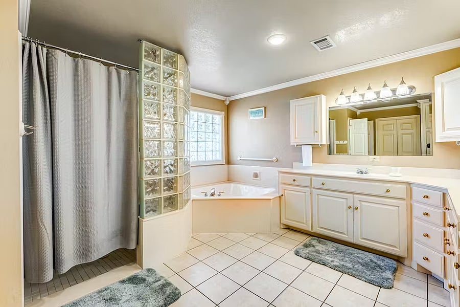 Master bathroom 2