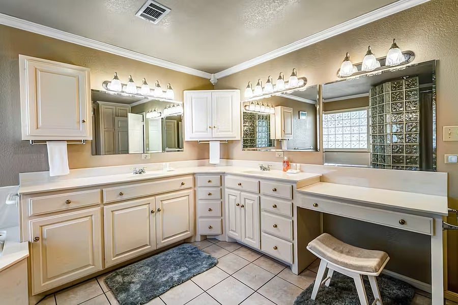 Master bathroom 4