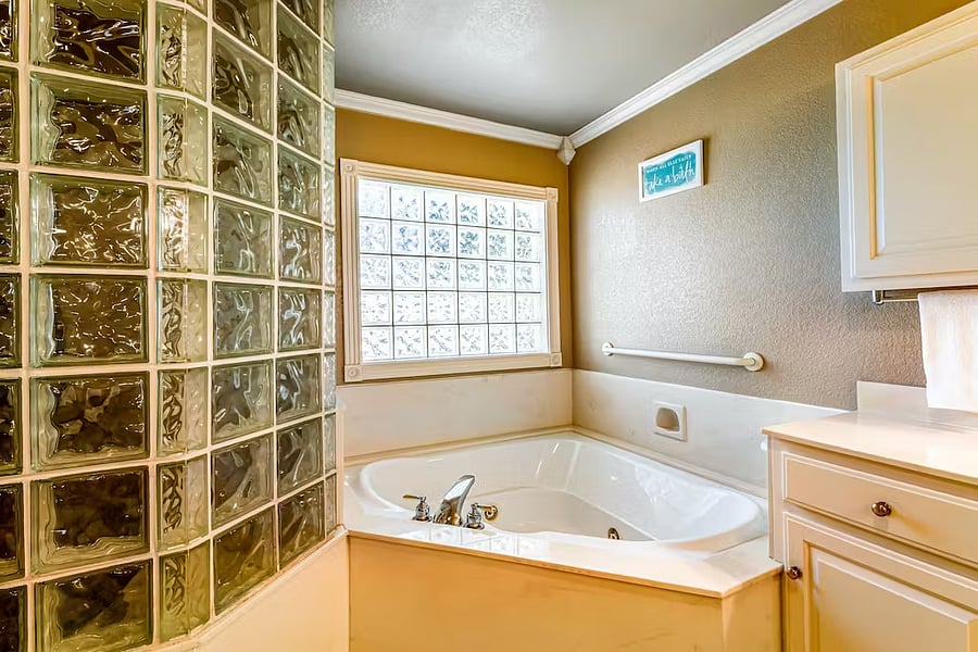 Master bathroom 5