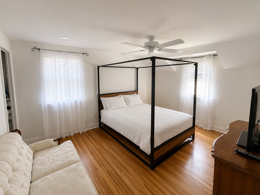 After a shift at Strong Memorial Hospital or the University of Rochester, relax in the homes largest bedroom. Enjoy a queen-size bed, comfortable sitting area, Smart TV, and peaceful atmosphere designed to help you rest and recharge during your stay. 