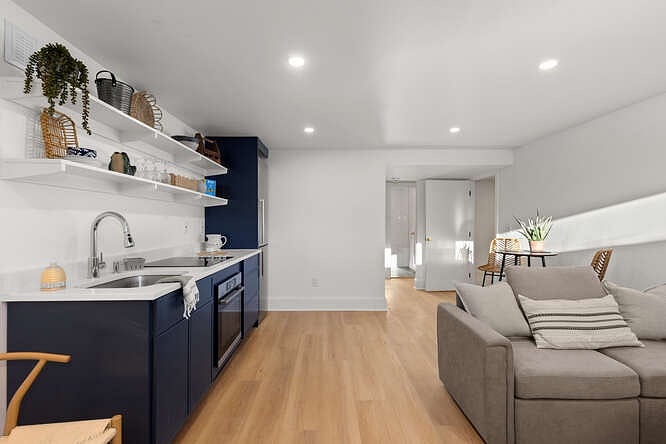 Kitchenette with complete amenities