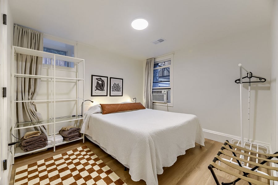 Bedroom 1, Queen Bed