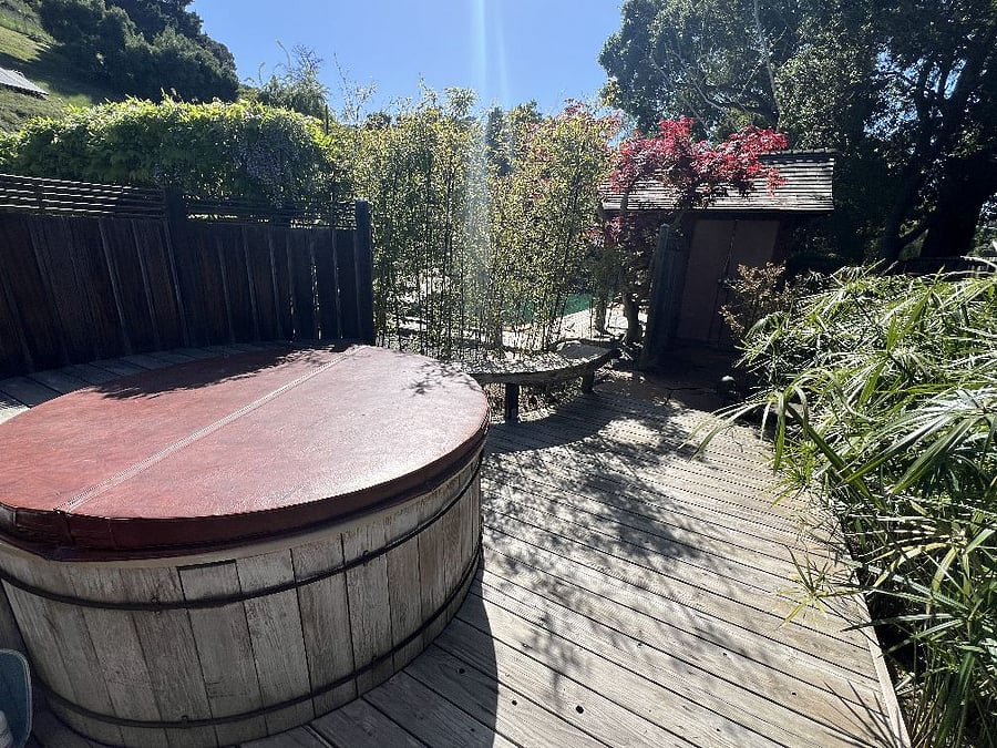 Hot tub with front garden and pool view. Soak and enjoy the stars.