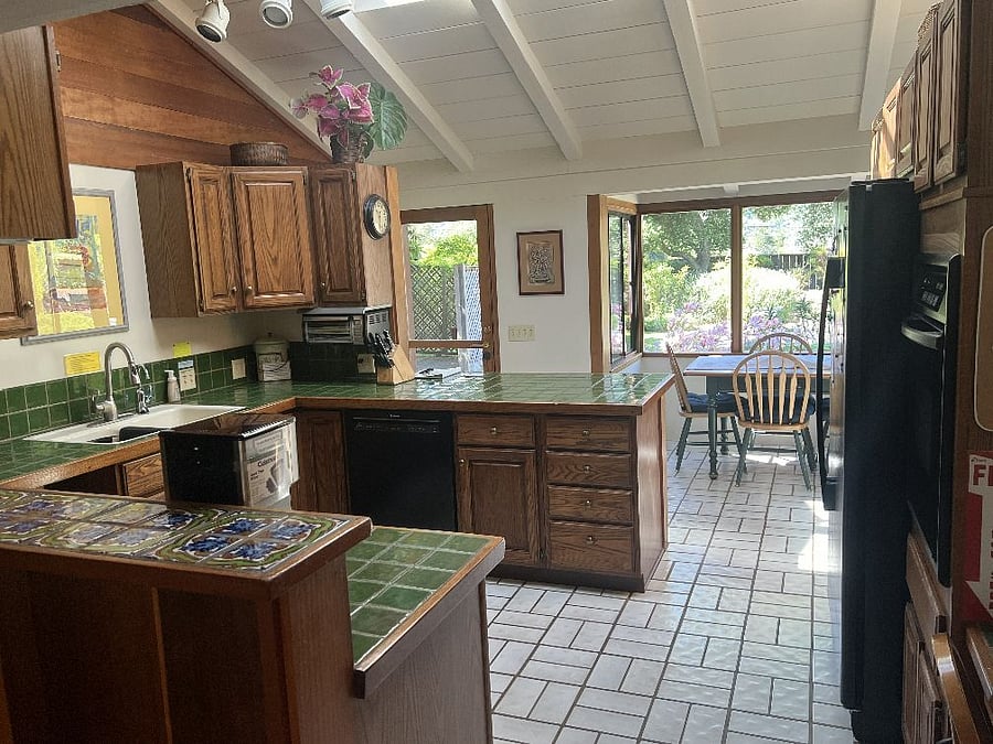 Kitchen looking towards breakfast nook.