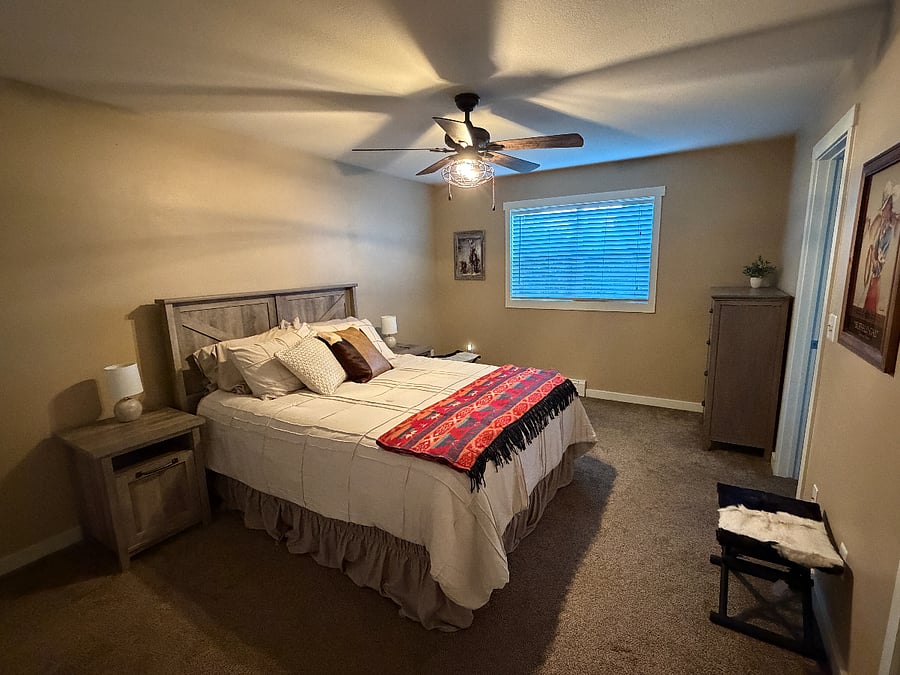 Master Bedroom with Queen Bed and en suite bathroom