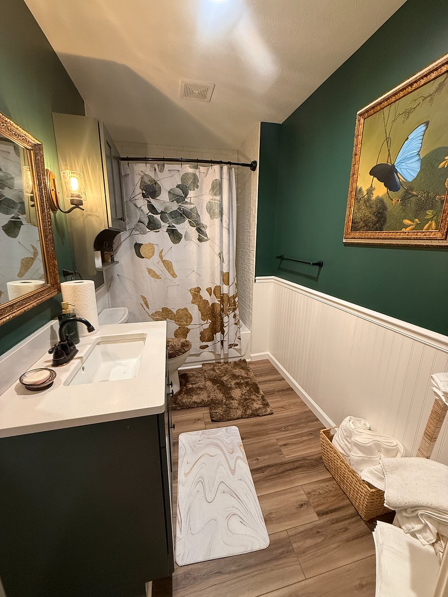 Bathroom with shower/tub