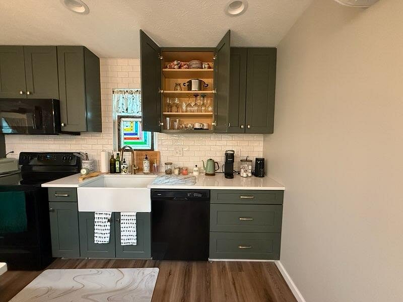 Fully equipped kitchen with farmhouse sink