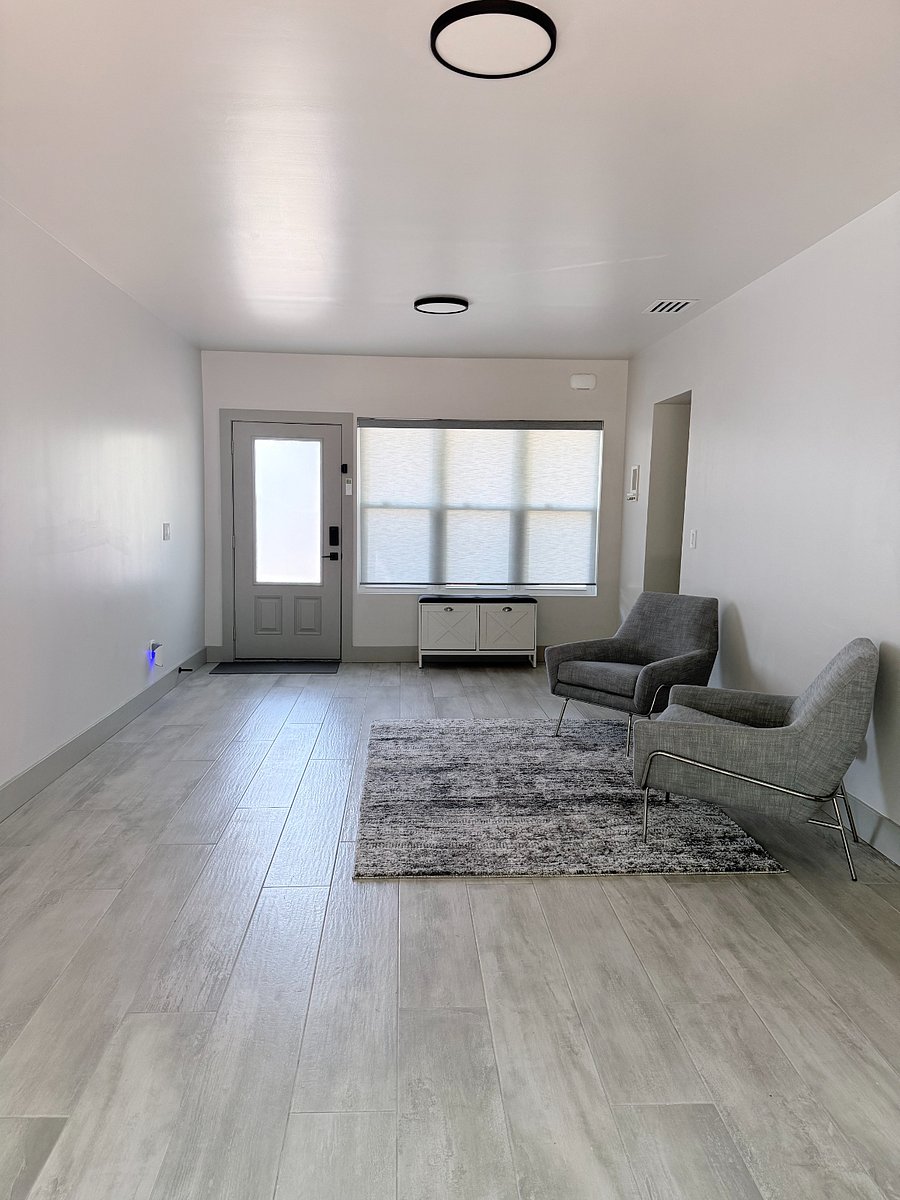 Entry Lounge with Patio Access.
Side door entree