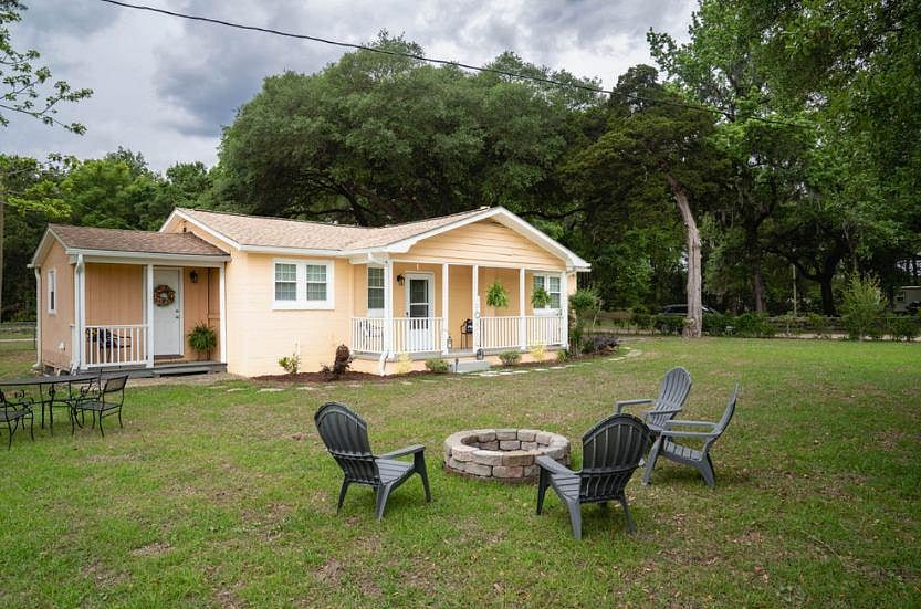 Country living at its best
Relax around the fire pit perhaps!
Or enjoy a few minutes of relaxation on the porch!