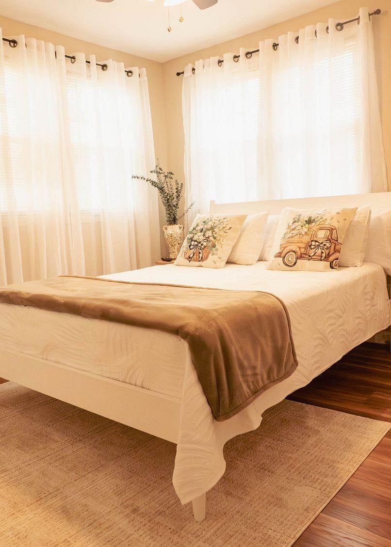 Queen sized bed!
Mounted TV !