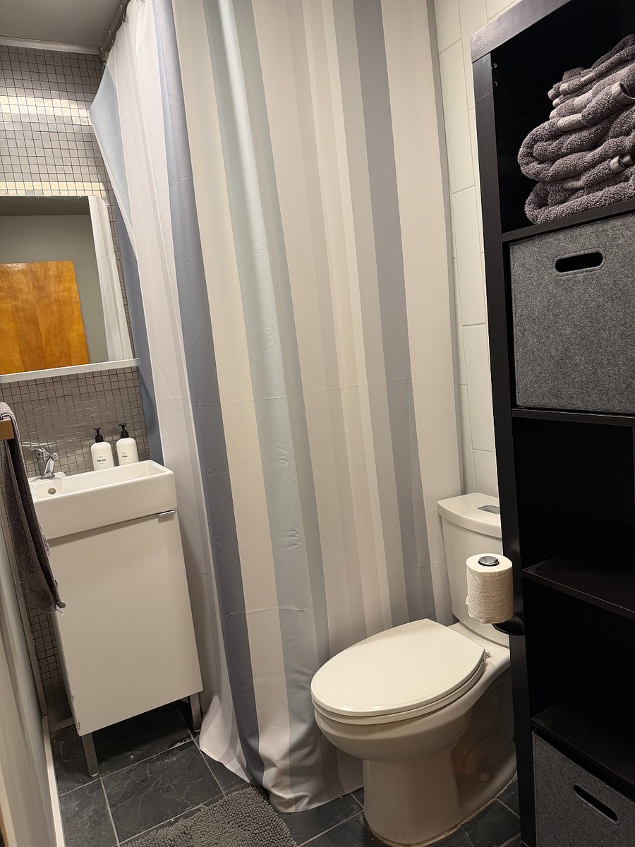 Bathroom/Shower/Toilet