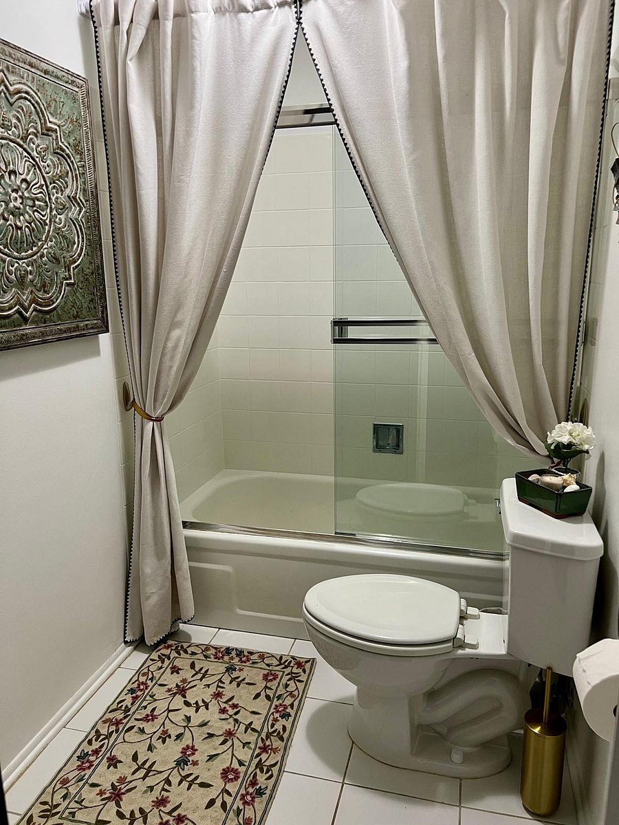 Private en-suite bathroom.