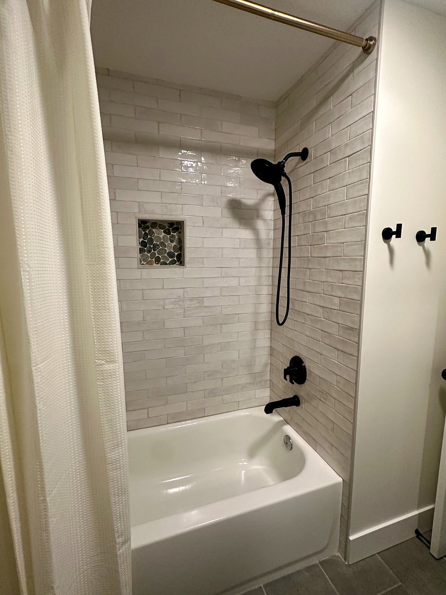 Guest Bath tub/ Shower