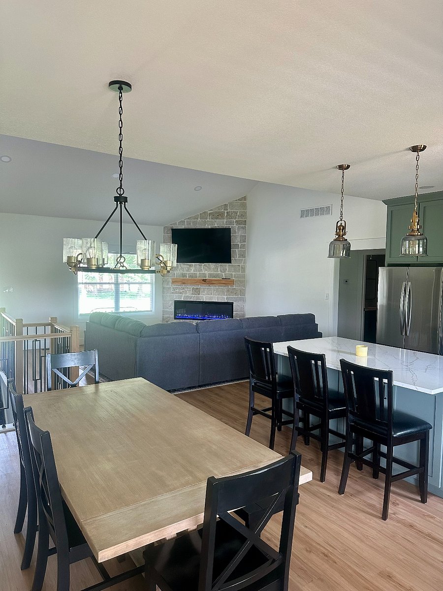 Kitchen/Dining Area w/ seating up to 12