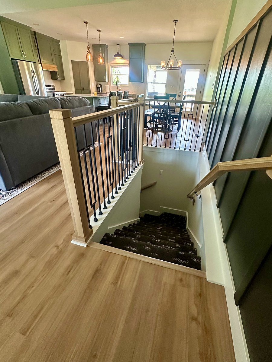 Living Room Entry/ stair case to unfinished Basement