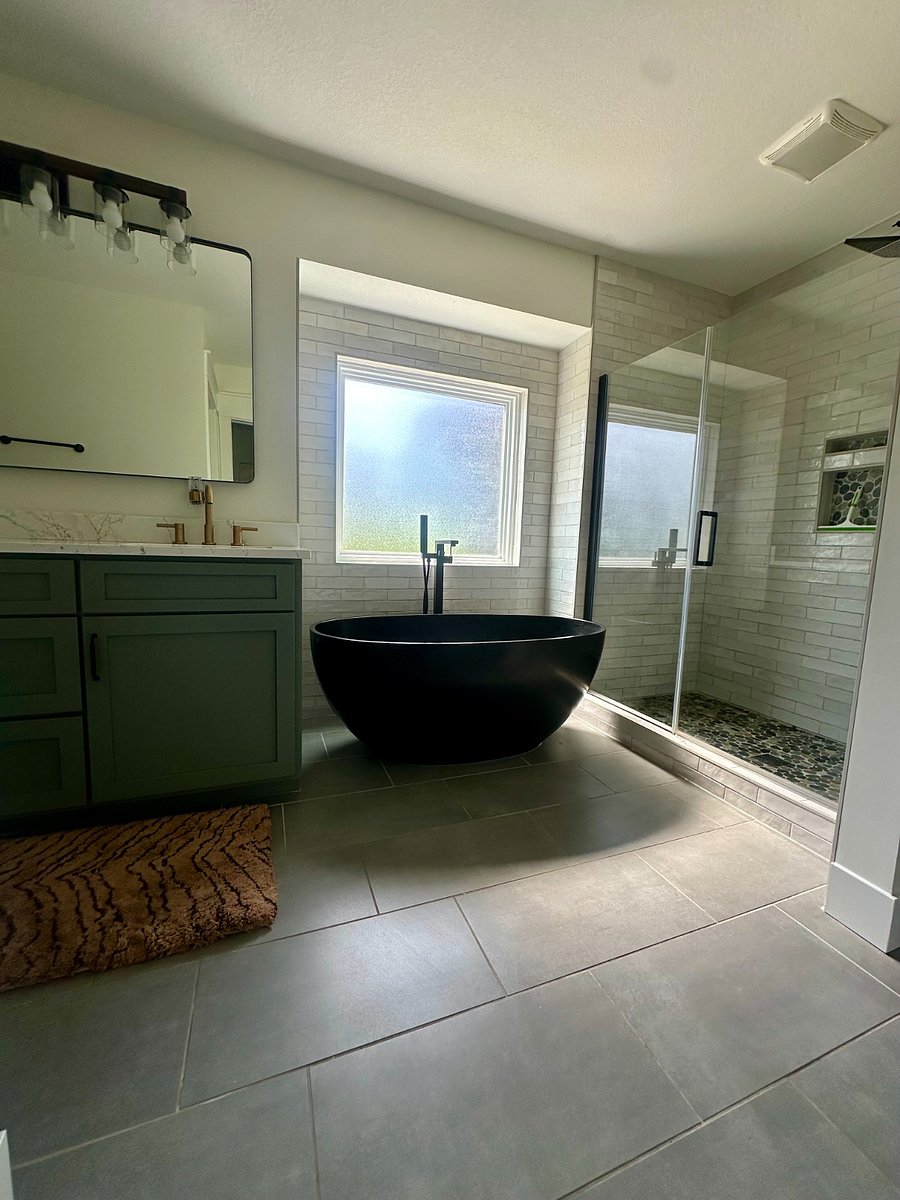 Master Bath tub w/ walk in Shower