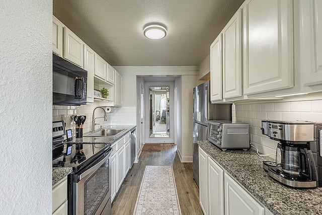 Fully-equipped kitchen! The coffee maker can make a full pot, or single cups (it does NOT use pods). Toaster oven, microwave, fridge/freezer, oven/stove, and lots more. We can provide a full list of kitchen amenities by request.