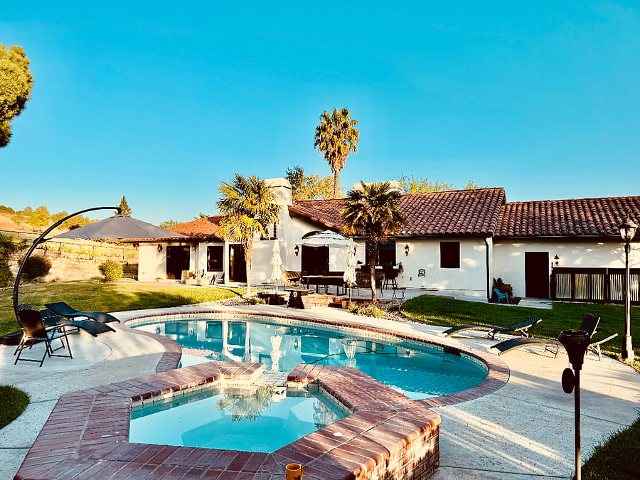 Pool and Hottub, New bbq, firepit, lounge area