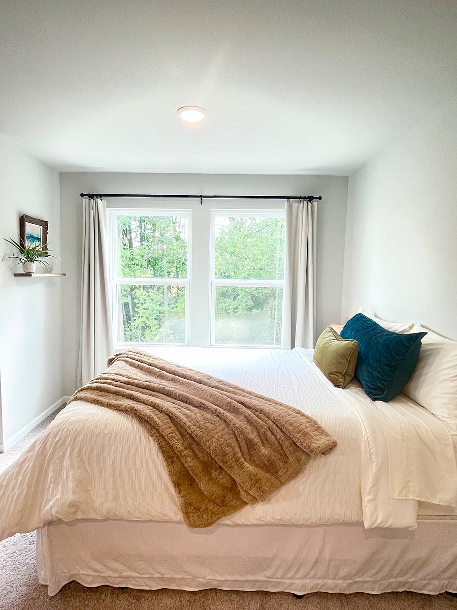 Ultra cozy Queen bed