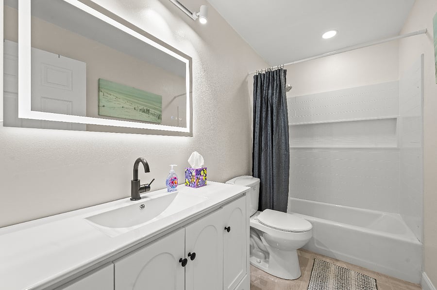 Guest bathroom.