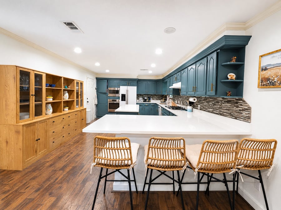 Kitchen with eat-in bar