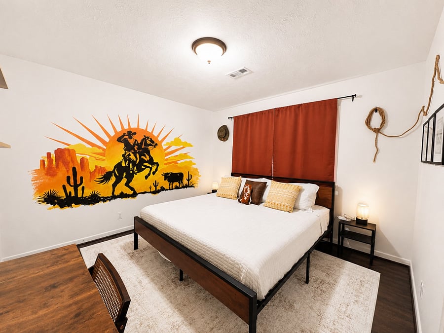 2nd bedroom with king bed