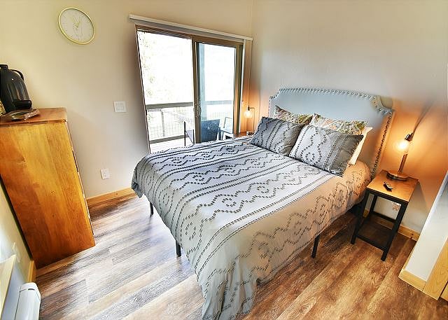 Queen bedroom - downstairs