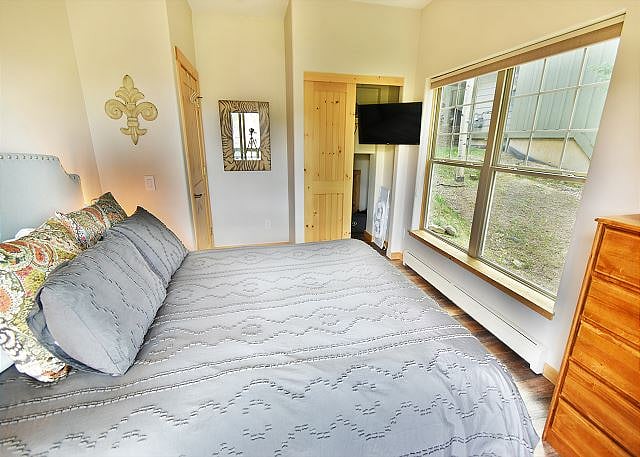 Queen bedroom - downstairs