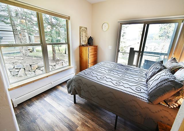 Queen bedroom - downstairs