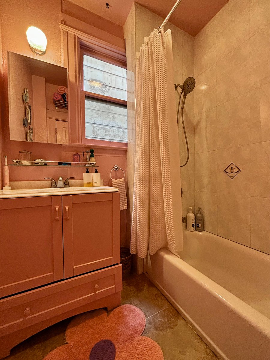 Shared split bathroom (Shower)
