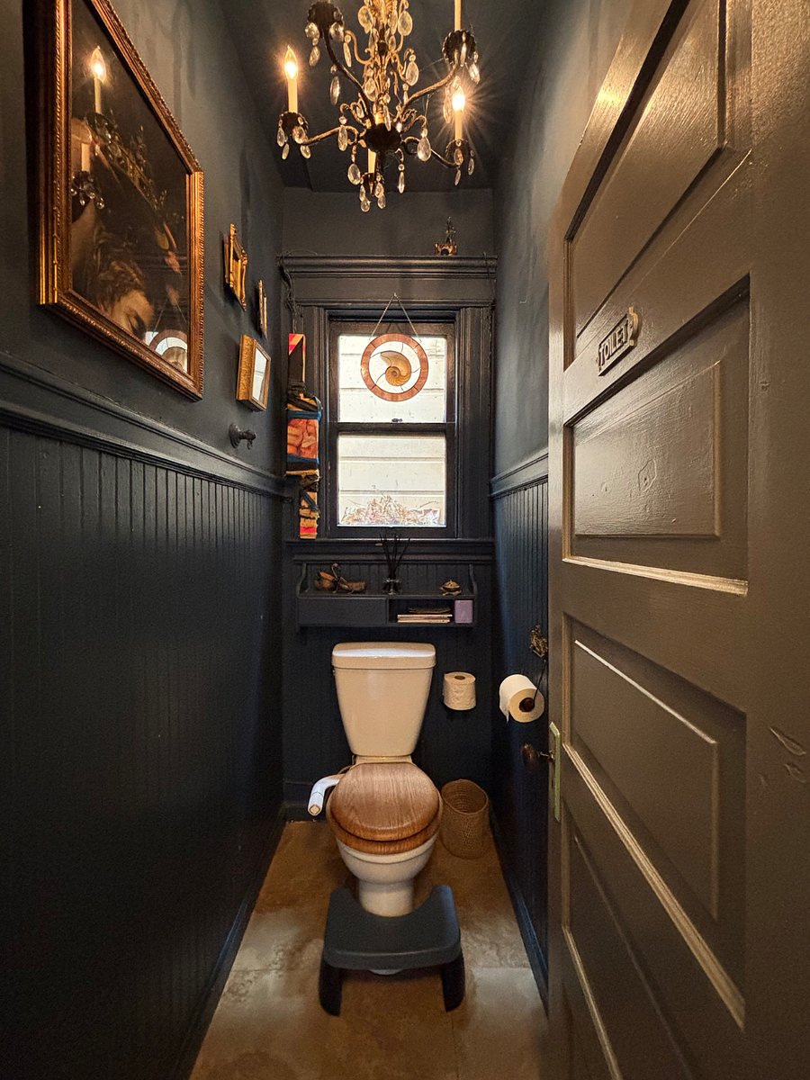 Shared split bathroom (Toilet)
