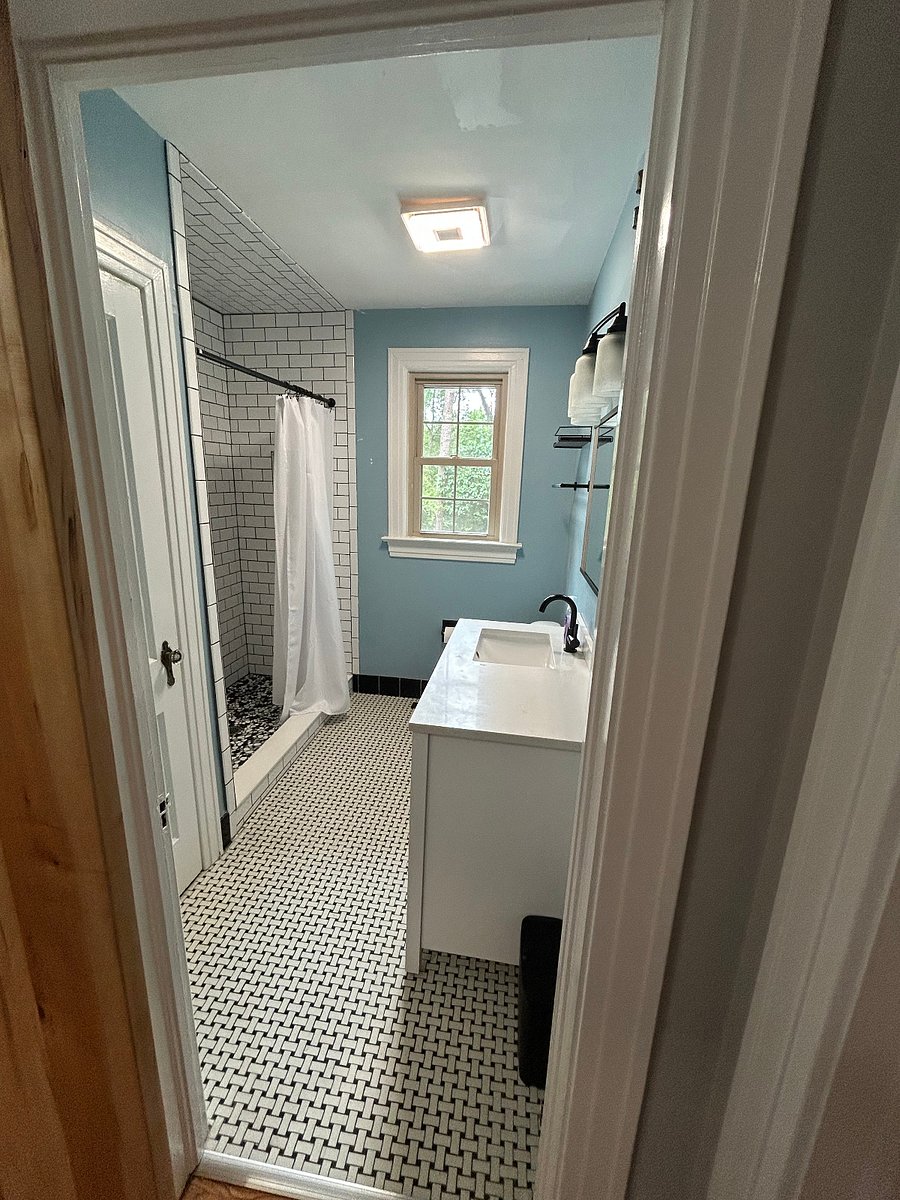 The home includes one clean and comfortable full bathroom with everything needed for a convenient extended stay. It offers a simple, functional layout with a fresh, well-maintained feel perfect for getting ready for work, winding down after a long shift, or settling into your daily routine.