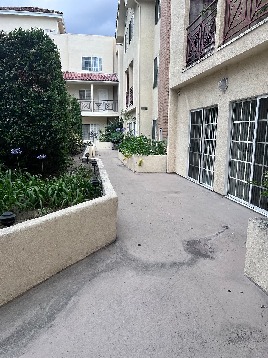 Wide walkways in couryard area.