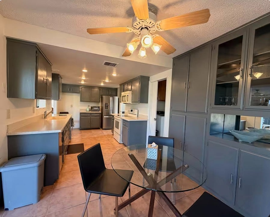 Full kitchen 